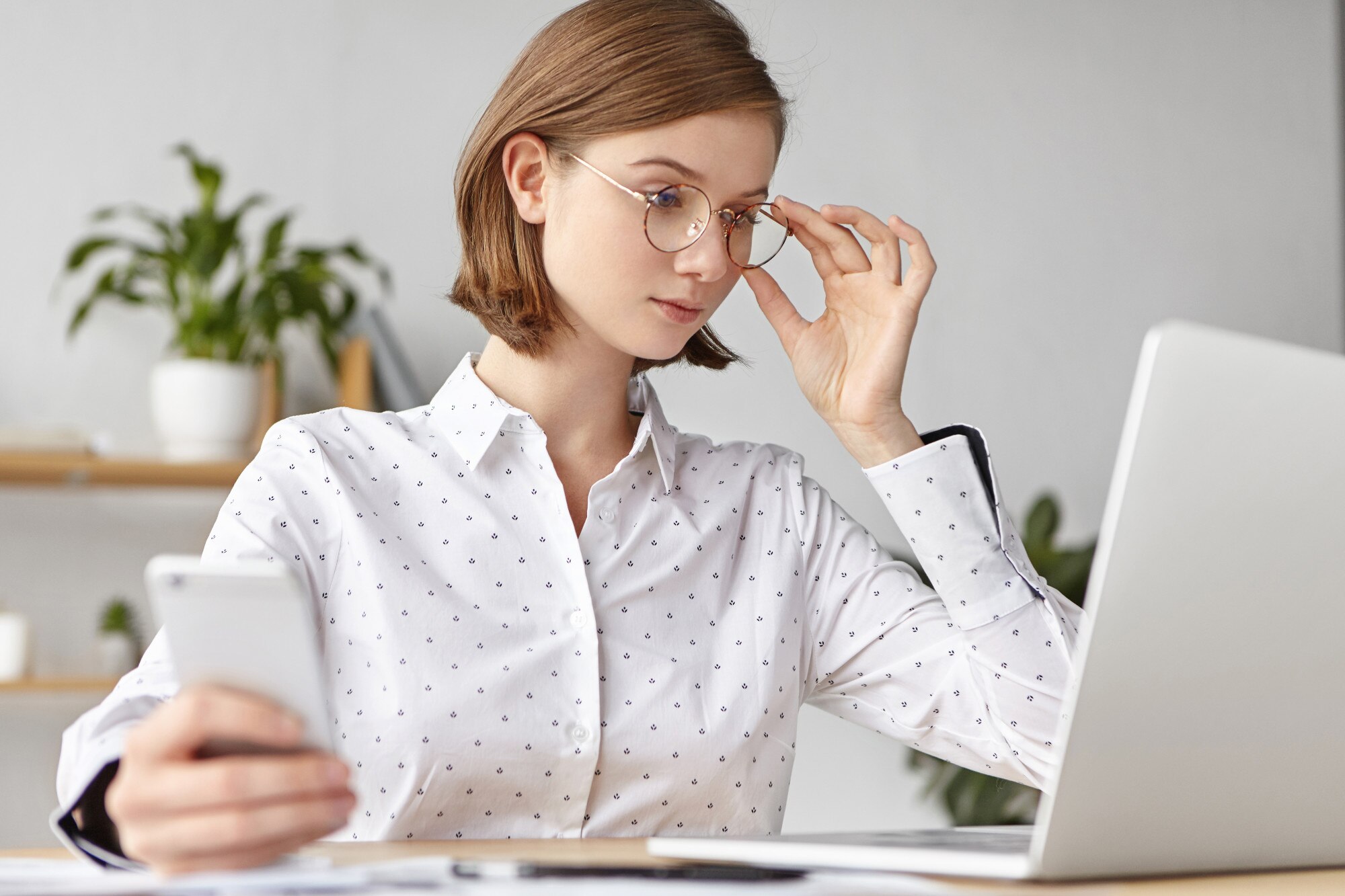 Seseorang beristirahat di depan jendela dengan mata tertutup, mengurangi kelelahan mata secara alami